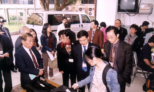 重慶市大學中專招生委員會辦公室訪問團，於1月17日上午10時參觀本中心95學科能力測驗「點字卷製作組」工作人員入闈前各項檢查事項。