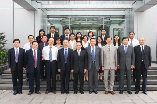 本中心牟宗燦主任率領一行12人前往大陸教育部考試中心參加「2010海峽兩岸教育考試評價改革發展研討會」，參訪團成員與該中心主管於大陸教育部考試中心辦公大樓一樓合影。前排自左起為大陸教育部考試中心張為舟主任助理、來啟華副主任、劉軍誼副主任、李鵬副主任、本中心牟宗燦主任、大陸教育部考試中心戴家干主任、本中心呂武志副主任、大陸教育部港澳台辦李大光副主任、大陸教育部考試中心梁育民副主任。