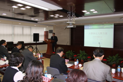本中心第二處專門委員林棟柱先生於「2010海峽兩岸教育考試評價改革發展研討會」中報告「台灣的大學招生現況與展望」。【攝影/鍾同發】
