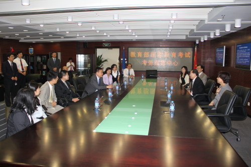 本中心人員參觀大陸教育部考試中心之「教育部國家教育考試考務指揮中心」。大陸教育部考試中心戴家干主任（左五）向本中心牟主任（右二）、呂副主任（右三）及同仁說明考務指揮中心設備及運作情形。【攝影/鍾同發】