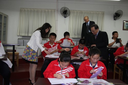 本中心參訪團訪問遼寧省實驗中學，牟宗燦主任參觀學生上課情形。