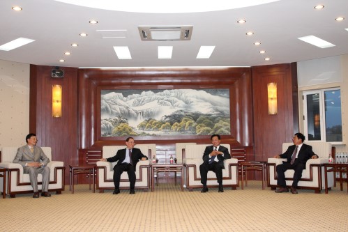 遼寧大學程偉校長（右二）接待本中心牟宗燦主任（左二）、呂副主任武志（左一）及同仁。