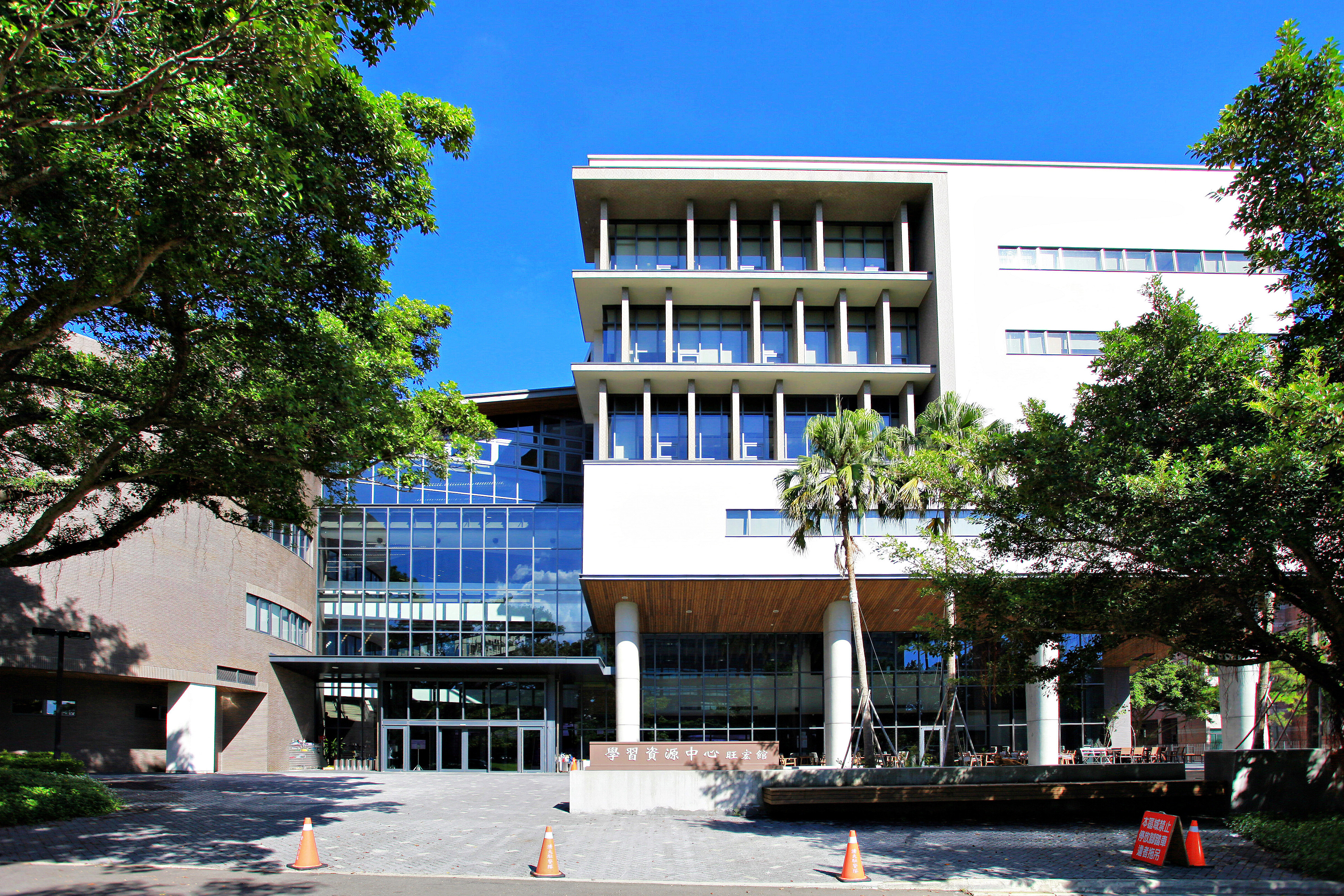 (圖1、國立清華大學圖書館外觀，圖片由國立清華大學圖書館提供)